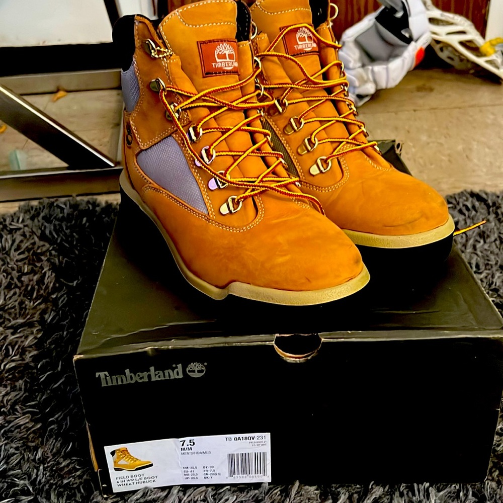 Men 7.5  Timberland field boot